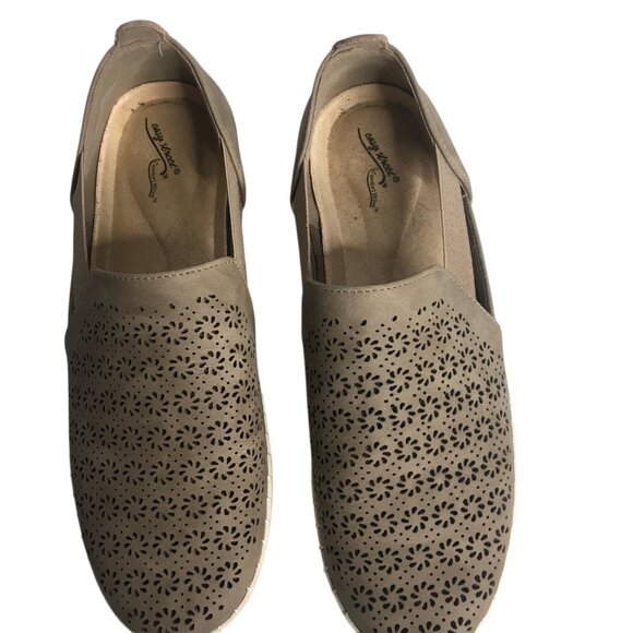 Easy Street Shoes Womens Size 8.5 Taupe Comfort Wave Slip On Perforated Loafers - Picture 10 of 12
